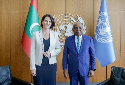 Am 13. Juli 2022 reiste Bundesministerin Karoline Edtstadler (l.) nach New York. Im Bild beim bilateralen Gespr&auml;ch mit dem Pr&auml;sidenten der UNO Generalversammlung Abdulla Shahid (r.).