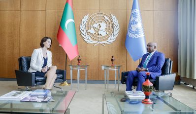 Am 13. Juli 2022 reiste Bundesministerin Karoline Edtstadler (l.) nach New York. Im Bild beim bilateralen Gespr&auml;ch mit dem Pr&auml;sidenten der UNO Generalversammlung Abdulla Shahid (r.).
