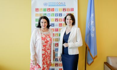 Am 13. Juli 2022 reiste Bundesministerin Karoline Edtstadler (r.) nach New York. Im Bild beim Treffen mit Maria-Francesca Spatolisano (l.).