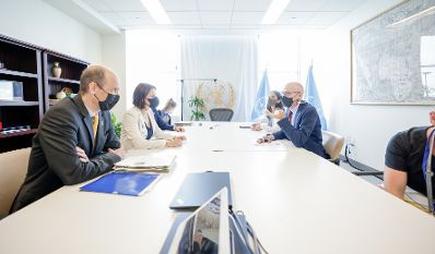 Am 13. Juli 2022 reiste Bundesministerin Karoline Edtstadler (2.v.l.) nach New York. Im Bild beim Treffen mit Volker T&uuml;rk, Under-Secretary-General (r.).