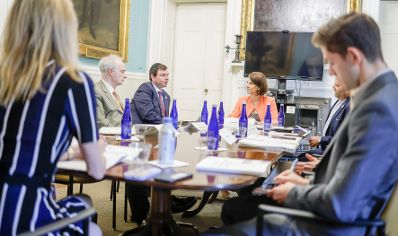 Am 14. Juli 2022 reiste Bundesministerin Karoline Edtstadler (m.) nach New York. Im Bild im Rathaus von New York City.
