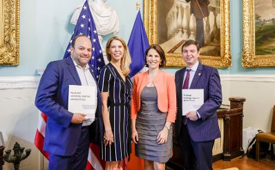 Am 14. Juli 2022 reiste Bundesministerin Karoline Edtstadler (3.v.l.) nach New York. Im Bild im Rathaus von New York City.