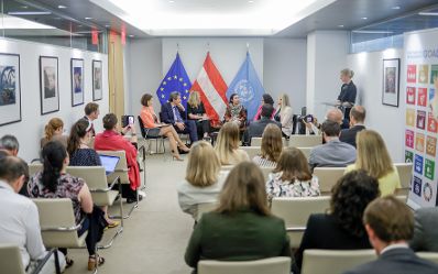 Am 14. Juli 2022 reiste Bundesministerin Karoline Edtstadler (l.) nach New York. Im Bild bei einem HLPF side-event &bdquo;Linking SDG 16 and SDG 5 in a time of crises - Women in Peacebuilding and Justice&ldquo; .
