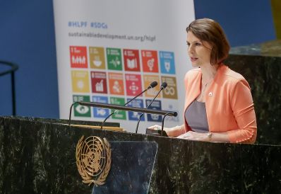 Am 14. Juli 2022 reiste Bundesministerin Karoline Edtstadler (im Bild) nach New York. Im Bild bei einer Rede beim Hochrangigen Politischen Forum f&uuml;r Nachhaltige Entwicklung der Vereinten Nationen.