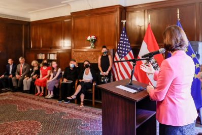 Am 14. Juli 2022 reiste Bundesministerin Karoline Edtstadler (im Bild) nach New York. Im Bild bei der &Uuml;bergabe von Staatsb&uuml;rgerschaften.