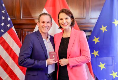 Am 14. Juli 2022 reiste Bundesministerin Karoline Edtstadler (im Bild) nach New York. Im Bild bei der &Uuml;bergabe von Staatsb&uuml;rgerschaften.