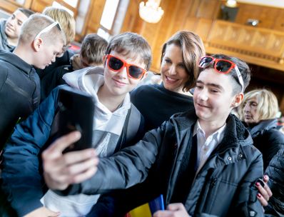 Am 14. November 2022 nahm Bundesministerin Karoline Edtstadler (m.) an dem EU Kids Day 2022 teil.