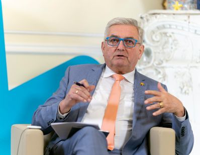 Am 21. November 2022 lud Bundesministerin Karoline Edtstadler zu einer virtuellen Europa-Sprechstunde mit Gemeindebundpr&auml;sident Alfred Riedl (im Bild) ein.