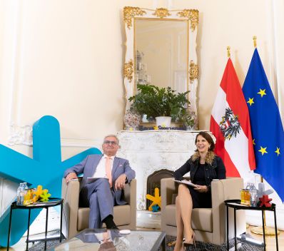 Am 21. November 2022 lud Bundesministerin Karoline Edtstadler (r.) zu einer virtuellen Europa-Sprechstunde mit Gemeindebundpr&auml;sident Alfred Riedl (l.) ein.