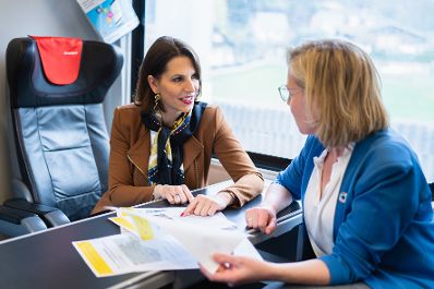 Am 24. M&auml;rz 2023 reiste Bundesministerin Karoline Edtstadler (l.) anl&auml;sslich eines Besuchs der Koralmbahnbaustelle in die Steiermark. Im Bild mit Bundesministerin Leonore Gewessler (r.).
