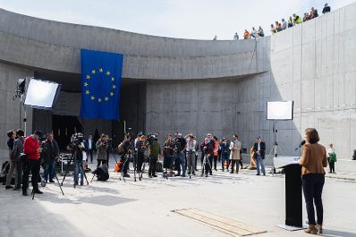 Am 24. M&auml;rz 2023 reiste Bundesministerin Karoline Edtstadler (im Bild) anl&auml;sslich eines Besuchs der Koralmbahnbaustelle in die Steiermark. Im Bild bei der anschliessenden Pressekonferenz.