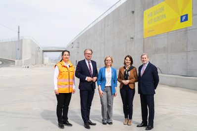 Am 24. M&auml;rz 2023 reiste Bundesministerin Karoline Edtstadler anl&auml;sslich eines Besuchs der Koralmbahnbaustelle in die Steiermark. Im Bild (v.l.n.r.) der Landeshauptmann der Steiermark Christopher Drexler, Bundesministerin Leonore Gewessler, Bundesministerin Karoline Edtstadler und EU-Kommissar Johannes Hahn.