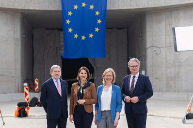 Am 24. M&auml;rz 2023 reiste Bundesministerin Karoline Edtstadler anl&auml;sslich eines Besuchs der Koralmbahnbaustelle in die Steiermark. Im Bild (v.l.n.r.) EU-Kommissar Johannes Hahn, Bundesministerin Karoline Edtstadler, Bundesministerin Leonore Gewessler und der Landeshauptmann der Steiermark Christopher Drexler.
