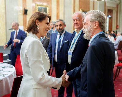 Am 25. Juli 2023 nahm Bundesministerin Karoline Edtstadler (l.) am Fastenbrechen anl&auml;sslich der alevitischen Trauer- und Fastenzeit Muharrem teil.