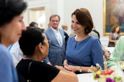 Am 12. September 2023 gab Bundesministerin Karoline Edtstadler (r.) gemeinsam mit Bundesministerin Susanne Raab einen Empfang zum j&uuml;dischen Neujahrstag &quot;Rosch ha-Schana&quot; im Bundeskanzleramt.