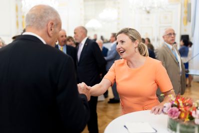 Am 12. September 2023 gab Bundesministerin Karoline Edtstadler gemeinsam mit Bundesministerin Susanne Raab (r.) einen Empfang zum j&uuml;dischen Neujahrstag &quot;Rosch ha-Schana&quot; im Bundeskanzleramt.