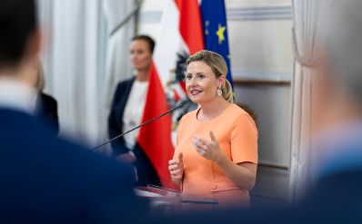Am 12. September 2023 gab Bundesministerin Karoline Edtstadler gemeinsam mit Bundesministerin Susanne Raab (im Bild) einen Empfang zum j&uuml;dischen Neujahrstag &quot;Rosch ha-Schana&quot; im Bundeskanzleramt.