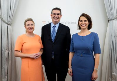 Am 12. September 2023 gab Bundesministerin Karoline Edtstadler (r.) gemeinsam mit Bundesministerin Susanne Raab (l.) einen Empfang zum j&uuml;dischen Neujahrstag &quot;Rosch ha-Schana&quot; im Bundeskanzleramt. Im Bild mit dem Pr&auml;sident des IKG Oskar Deutsch (m.).