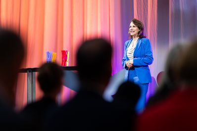 Am 7. Mai 2024 &uuml;berreichte Bundesministerin Karoline Edtstadler (im Bild) den Europa-Staatspreis 2024 in verschiedenen Kategorien.