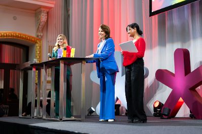 Am 7. Mai 2024 &uuml;berreichte Bundesministerin Karoline Edtstadler (m.) den Europa-Staatspreis 2024 in verschiedenen Kategorien.