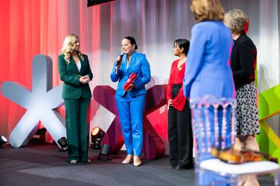 Am 7. Mai 2024 &uuml;berreichte Bundesministerin Karoline Edtstadler (r.) den Europa-Staatspreis 2024 in verschiedenen Kategorien.