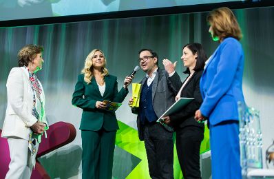 Am 7. Mai 2024 &uuml;berreichte Bundesministerin Karoline Edtstadler (r.) den Europa-Staatspreis 2024 in verschiedenen Kategorien.