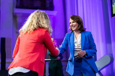 Am 7. Mai 2024 &uuml;berreichte Bundesministerin Karoline Edtstadler (r.) den Europa-Staatspreis 2024 in verschiedenen Kategorien.