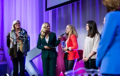 Am 7. Mai 2024 &uuml;berreichte Bundesministerin Karoline Edtstadler (r.) den Europa-Staatspreis 2024 in verschiedenen Kategorien.