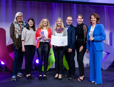 Am 7. Mai 2024 &uuml;berreichte Bundesministerin Karoline Edtstadler (r.) den Europa-Staatspreis 2024 in verschiedenen Kategorien.