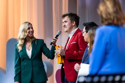 Am 7. Mai 2024 &uuml;berreichte Bundesministerin Karoline Edtstadler (r.) den Europa-Staatspreis 2024 in verschiedenen Kategorien.