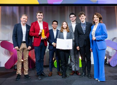 Am 7. Mai 2024 &uuml;berreichte Bundesministerin Karoline Edtstadler (r.) den Europa-Staatspreis 2024 in verschiedenen Kategorien.