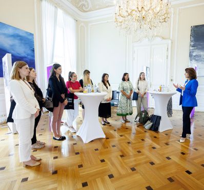 Am 8. Juli 2024 empfing Bundesministerin Karoline Edtstadler (r.) Westbalkanexpertinnen zu einem Arbeitsgespr&auml;ch im Bundeskanzleramt.