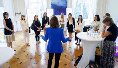 Am 8. Juli 2024 empfing Bundesministerin Karoline Edtstadler (m.) Westbalkanexpertinnen zu einem Arbeitsgespr&auml;ch im Bundeskanzleramt.