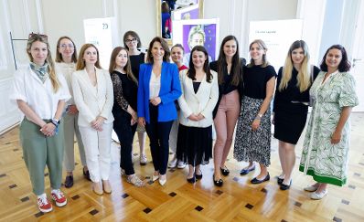 Am 8. Juli 2024 empfing Bundesministerin Karoline Edtstadler (6.v.l.) Westbalkanexpertinnen zu einem Arbeitsgespr&auml;ch im Bundeskanzleramt.