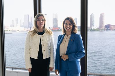 Am 16. Juli 2024 reiste Bundesministerin Karoline Edtstadler (r.) zu einem mehrt&auml;gigen Arbeitsbesuch nach New York. Im Bild mit Ivanka Zivkovic (l.).