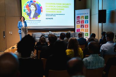 Am 16. Juli 2024 reiste Bundesministerin Karoline Edtstadler zu einem mehrt&auml;gigen Arbeitsbesuch nach New York. Im Bild bei der Ansprache beim Ban Ki-moon Center Side-Events zu Lebensmittelkontrolle &amp; Partnerschaften.