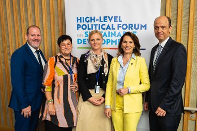 Am 16. Juli 2024 reiste Bundesministerin Karoline Edtstadler (m.r.) zu einem mehrt&auml;gigen Arbeitsbesuch nach New York. Im Bild nach der Rede beim hochrangigen politischen Forum zu nachhaltiger Entwicklung.