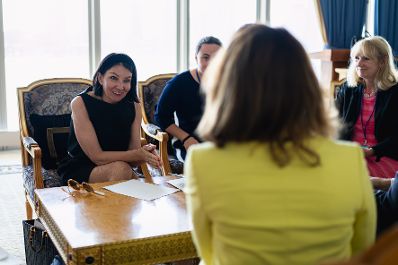 Am 16. Juli 2024 reiste Bundesministerin Karoline Edtstadler (m.) zu einem mehrt&auml;gigen Arbeitsbesuch nach New York. Im Bild bei einem Arbeitsgespr&auml;ch mit Analena Sabelova (l.), Staatssekret&auml;rin der Slowakischen Republik.