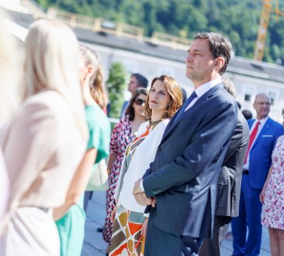 Am 26. Juli 2024 besuchte Bundesministerin Karoline Edtstadler (m.) die Er&ouml;ffnung der Salzburger Festspiele.