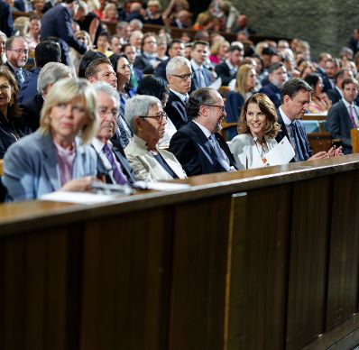 Am 26. Juli 2024 besuchte Bundesministerin Karoline Edtstadler (2.v.r.) die Er&ouml;ffnung der Salzburger Festspiele. Im Bild mit Bundesminister Alexander Schallenberg (3.v.) und Pr&auml;sident a.D. Heinz Fischer (5.v.r.).