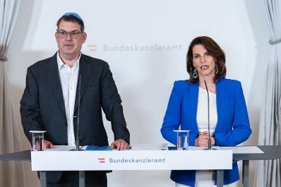 Am 31. Juli 2024 nahm Bundesministerin Karoline Edtstadler (r.) gemeinsam mit dem IKG-Pr&auml;sident Oskar Deutsch (l.) am Runden Tisch zum Thema Antisemitismus teil. Im Bild bei der anschlie&szlig;enden Pressekonferenz.