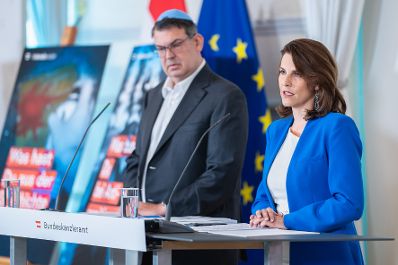 Am 31. Juli 2024 nahm Bundesministerin Karoline Edtstadler (r.) gemeinsam mit dem IKG-Pr&auml;sident Oskar Deutsch (l.) am Runden Tisch zum Thema Antisemitismus teil. Im Bild bei der anschlie&szlig;enden Pressekonferenz.
