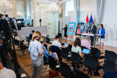 Am 31. Juli 2024 nahm Bundesministerin Karoline Edtstadler gemeinsam mit dem IKG-Pr&auml;sident Oskar Deutsch am Runden Tisch zum Thema Antisemitismus teil. Im Bild bei der anschlie&szlig;enden Pressekonferenz.