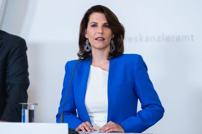 Am 31. Juli 2024 nahm Bundesministerin Karoline Edtstadler (im Bild) gemeinsam mit dem IKG-Pr&auml;sident Oskar Deutsch am Runden Tisch zum Thema Antisemitismus teil. Im Bild bei der anschlie&szlig;enden Pressekonferenz.