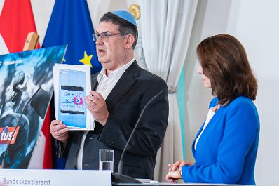 Am 31. Juli 2024 nahm Bundesministerin Karoline Edtstadler (r.) gemeinsam mit dem IKG-Pr&auml;sident Oskar Deutsch (l.) am Runden Tisch zum Thema Antisemitismus teil. Im Bild bei der anschlie&szlig;enden Pressekonferenz.