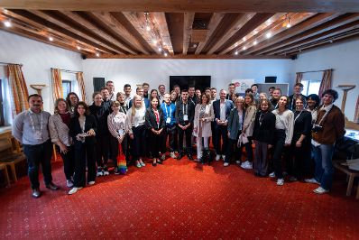 Am 26. August 2024 nahm Bundesministerin Karoline Edtstadler (m.r.) an dem mehrt&auml;gigen &bdquo;European Forum Alpbach 2024&ldquo; teil.