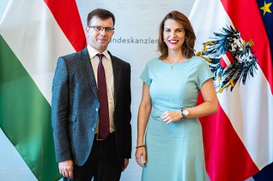 Am 28. August 2024 empfing Bundesministerin Karoline Edtstadler (r.) Janos Boka (l.) den Minister f&uuml;r europ&auml;ische Angelegenheiten von Ungarn, zu einem Arbeitsgespr&auml;ch.