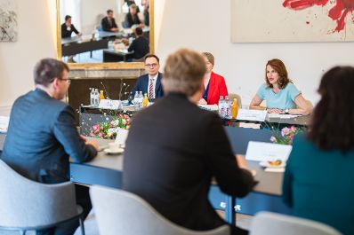 Am 28. August 2024 empfing Bundesministerin Karoline Edtstadler (r.) Janos Boka (l.) den Minister f&uuml;r europ&auml;ische Angelegenheiten von Ungarn, zu einem Arbeitsgespr&auml;ch.