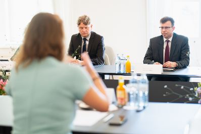 Am 28. August 2024 empfing Bundesministerin Karoline Edtstadler (l.) Janos Boka (r.) den Minister f&uuml;r europ&auml;ische Angelegenheiten von Ungarn, zu einem Arbeitsgespr&auml;ch.