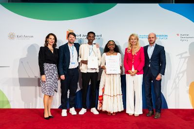 Am 04. September 2024 wurde in der Wiener Hofburg von Bundesministerin Karoline Edtstadler (l.) gemeinsam mit Bernhard Kowatsch (r.), Leiter des UN World Food Programms &bdquo;Innovation Accelerators&ldquo; der &bdquo;Kofi Annan Award for Innovation in Africa&ldquo; verliehen.